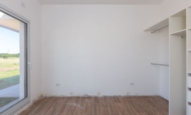 VENTA CASA 4 AMB. A ESTRENAR, EN LUJÁN. Permuta