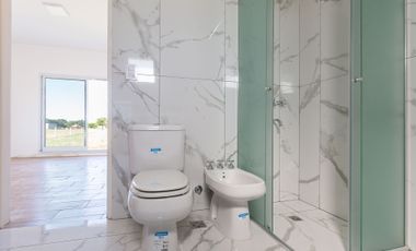 VENTA CASA 4 AMB. A ESTRENAR, EN LUJÁN. Permuta
