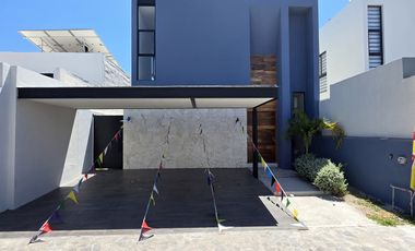 CASA EN COTO PRIVADO, 2 PLANTAS, ALBERCA, 3 RECÁMARAS, 2.5 BAÑOS.