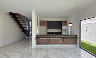 CASA EN COTO PRIVADO, 2 PLANTAS, ALBERCA, 3 RECÁMARAS, 2.5 BAÑOS.