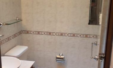 ¡SÚPER OPORTUNIDAD!! Excelente casa en venta en calle cerrada en Teca parte baja