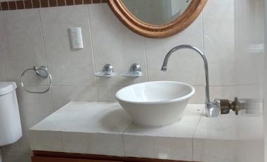 ¡SÚPER OPORTUNIDAD!! Excelente casa en venta en calle cerrada en Teca parte baja