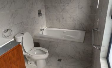 ¡SÚPER OPORTUNIDAD!! Excelente casa en venta en calle cerrada en Teca parte baja