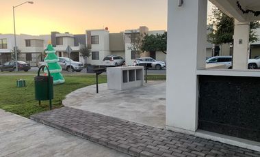 ADL RENTA DE CASA CON EXCEDENTE FRENTE A PARQUE PASEO DE AMBERES GDL