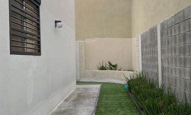 ADL RENTA DE CASA CON EXCEDENTE FRENTE A PARQUE PASEO DE AMBERES GDL