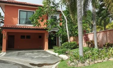 Espectacular casa en Buenaventura, frente al mar!