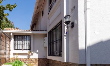 Casa de 3 pisos, 5 dormitorios y 3 baños en sector residencial de La Florida