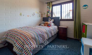 Casa de 3 pisos, 5 dormitorios y 3 baños en sector residencial de La Florida