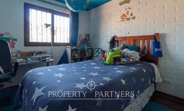 Casa de 3 pisos, 5 dormitorios y 3 baños en sector residencial de La Florida