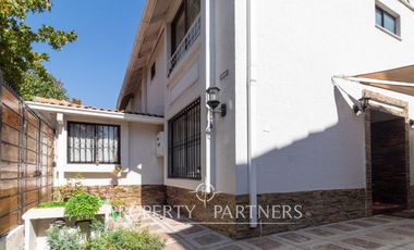 Casa de 3 pisos, 5 dormitorios y 3 baños en sector residencial de La Florida