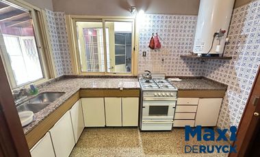 Chalet de 4 ambientes con 2 baños, apta crédito