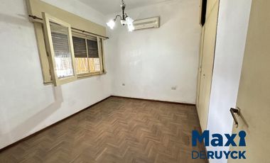 Chalet de 4 ambientes con 2 baños, apta crédito