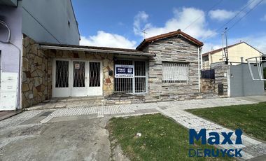 Chalet de 4 ambientes con 2 baños, apta crédito