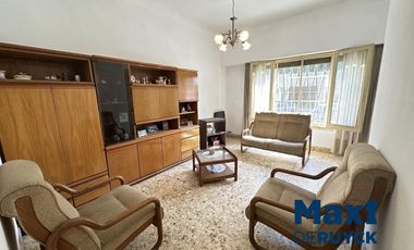 Chalet de 4 ambientes con 2 baños, apta crédito