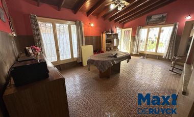 Chalet de 4 ambientes con 2 baños, apta crédito