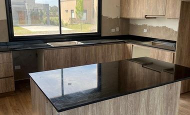 Casa en  venta en barrio cerrado  Los Juncos, Lujan