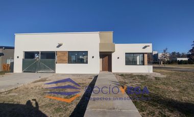 Casa en  venta en barrio cerrado  Los Juncos, Lujan