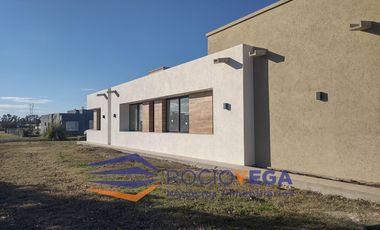 Casa en  venta en barrio cerrado  Los Juncos, Lujan