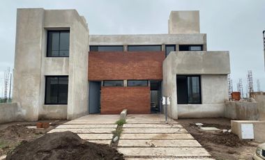 Venta de Duplex en  Brisas de Manantiales 3 dormitorios