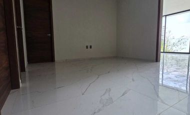 Amplia casa en VENTA en VALLE IMPERIAL