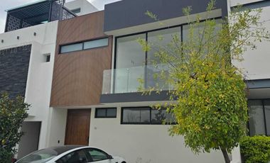 Amplia casa en VENTA en VALLE IMPERIAL