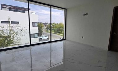 Amplia casa en VENTA en VALLE IMPERIAL