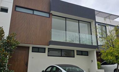 Amplia casa en VENTA en VALLE IMPERIAL