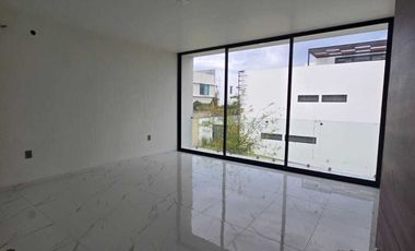 Amplia casa en VENTA en VALLE IMPERIAL