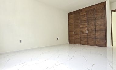 Amplia casa en VENTA en VALLE IMPERIAL