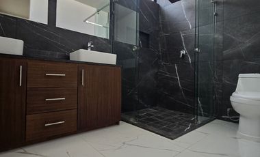 Amplia casa en VENTA en VALLE IMPERIAL