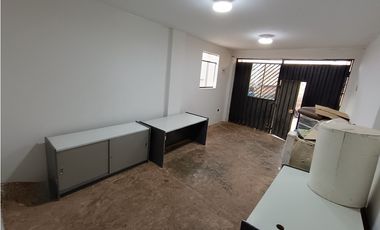 VILLA MARÍA DEL TRIUNFO - VENTA CASA CON COCHERA - ÁREA 128 m2