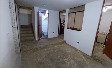 VILLA MARÍA DEL TRIUNFO - VENTA CASA CON COCHERA - ÁREA 128 m2