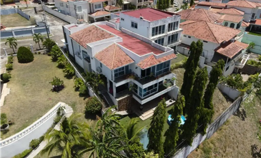 ALTOS DE PANAMA / 537M / 2 NIVELES / 5 HABITC + CUARTO Y BAÑO SERVICIO