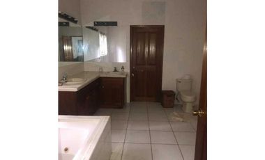 FINCA  CON  3 CASAS / A LA ORILLA DEL RIO / CHAME  / 5 HECTREAS