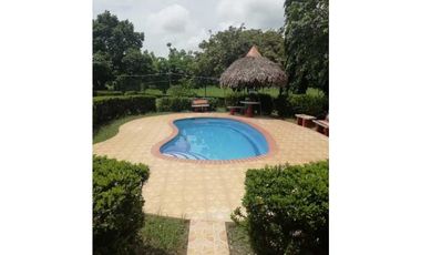FINCA  CON  3 CASAS / A LA ORILLA DEL RIO / CHAME  / 5 HECTREAS
