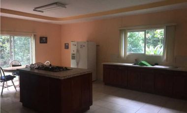 FINCA  CON  3 CASAS / A LA ORILLA DEL RIO / CHAME  / 5 HECTREAS