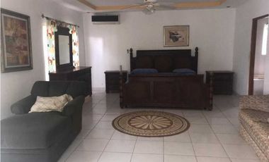 FINCA  CON  3 CASAS / A LA ORILLA DEL RIO / CHAME  / 5 HECTREAS