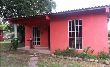 FINCA  CON  3 CASAS / A LA ORILLA DEL RIO / CHAME  / 5 HECTREAS