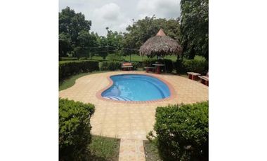 FINCA  CON  3 CASAS / A LA ORILLA DEL RIO / CHAME  / 5 HECTREAS