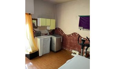 ISLAS MALVINAS 3524 e/Moldes y Canadá