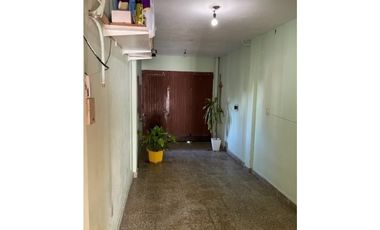 ISLAS MALVINAS 3524 e/Moldes y Canadá