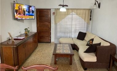 ISLAS MALVINAS 3524 e/Moldes y Canadá