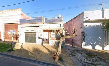 CASA CON LOCAL y GALPON, I. CASANOVA  Sarrachaga 6247