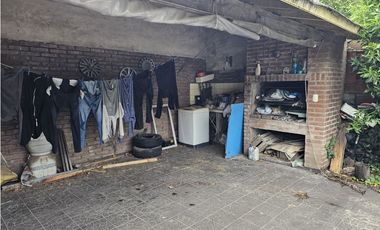 Venta Chalet 4 Ambientes, con Parque, Quincho y Garage