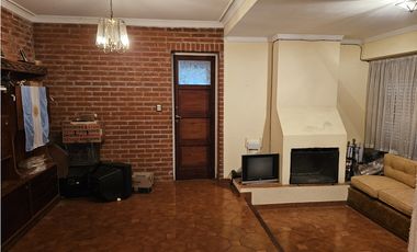 Venta Chalet 4 Ambientes, con Parque, Quincho y Garage