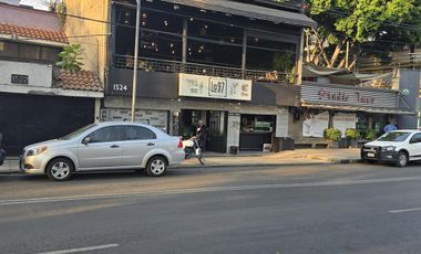 Gran local de 2 pisos con terraza y lic. De alcohol sobre Taxqueña
