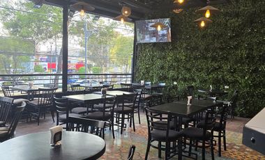 Gran local de 2 pisos con terraza y lic. De alcohol sobre Taxqueña