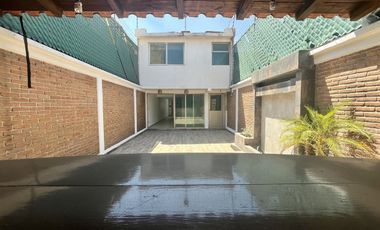 RENTO casa pequeña,con ámplia terraza, enfrente de Mundo E,  Viveros de la Loma,