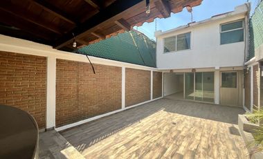 RENTO casa pequeña,con ámplia terraza, enfrente de Mundo E,  Viveros de la Loma,