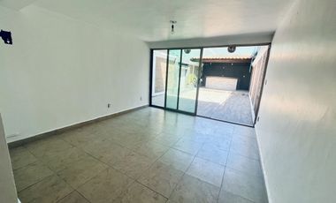 RENTO casa pequeña,con ámplia terraza, enfrente de Mundo E,  Viveros de la Loma,